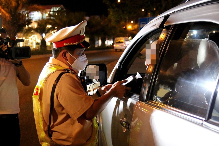 Ngưới lái ô tô vi phạm nồng độ cồn mức 3 bị phạt từ 30-40 triệu đồng, tước GPLX, tạm giữ xe 7 ngày