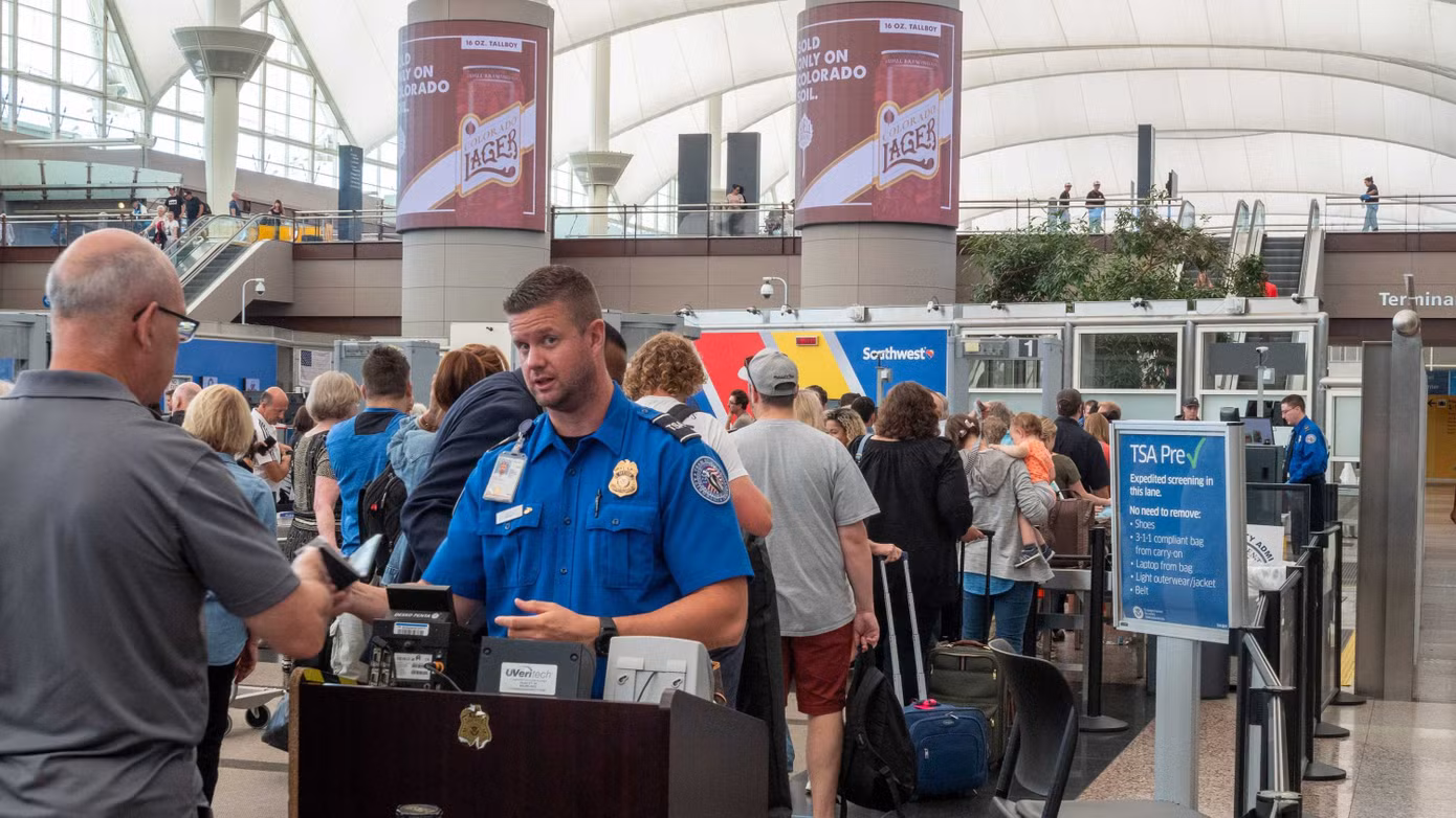 Một nhân viên làm việc tại sân bay quốc tế Miami, Mỹ đã bị bắt vì đánh cắp túi xách và lấy đi những chiếc đồng hồ Rolex từ một hành khách. Ảnh minh họa: David Tran | Shutterstock.