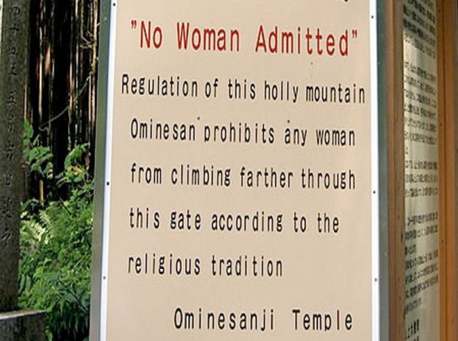 Biển cấm phụ nữ vào ngôi đền nằm trên núi Omine. Ảnh: UNESCO. Biển cấm phụ nữ vào ngôi đền nằm trên núi Omine. Ảnh: UNESCO.