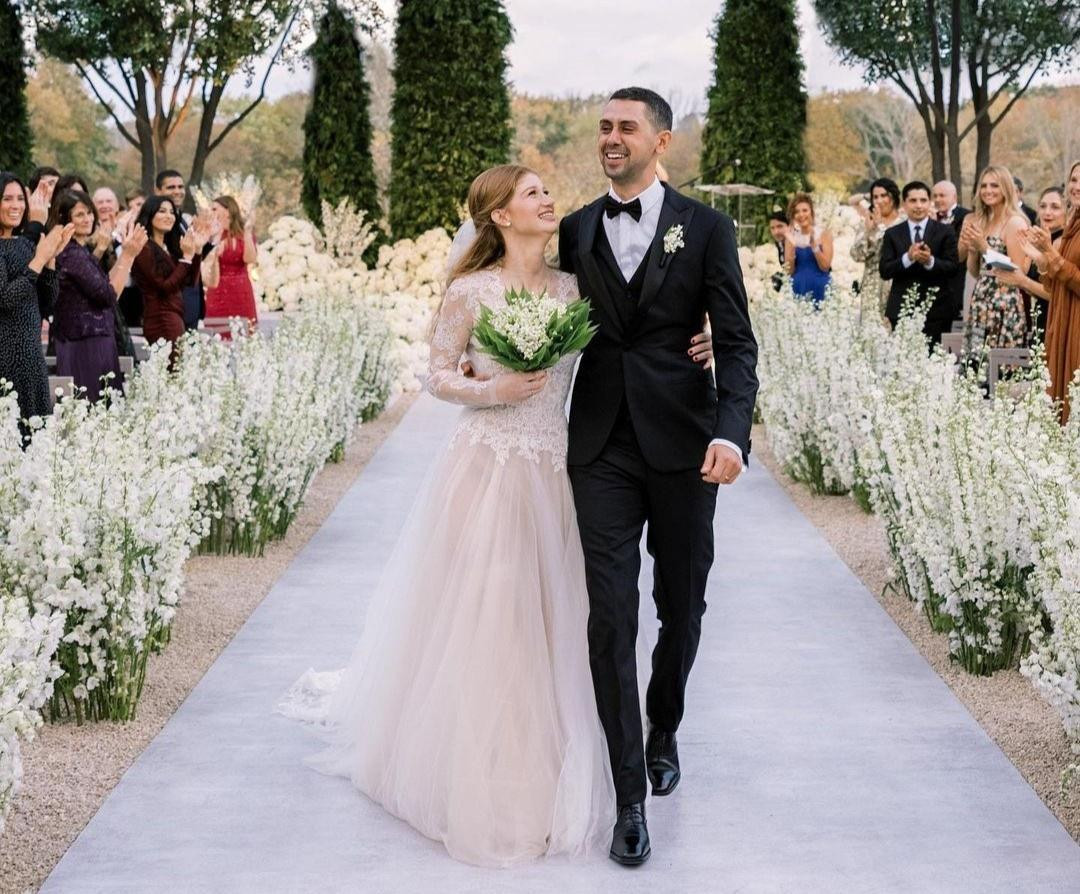 Ngày 16/10, Jennifer Gates (sinh năm 1996), con gái cả của tỷ phú Bill Gates, làm đám cưới với bạn trai lâu năm Nayel Nassar (sinh năm 1991). Cả hai kết hôn theo nghi lễ đạo Hồi tại trang trại ngựa của gia đình nhà gái ở North Salem (New York, Mỹ) và tổ chức hôn lễ chính thức của với sự tham gia của khoảng 300 khách mời sau đó, theo National News.