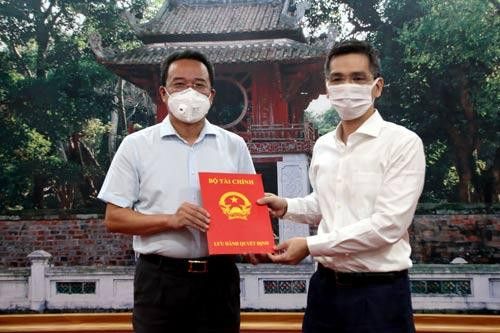 Thứ trưởng Võ Thành Hưng trao quyết định cho đồng chí Bùi Tuấn Minh Thứ trưởng Võ Thành Hưng trao quyết định cho đồng chí Bùi Tuấn Minh