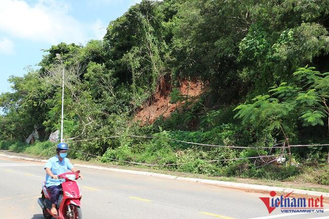Nhiểu điểm sạt lở dọc đường Trần Phú được chính quyền địa phương căng dây cảnh báo Nhiểu điểm sạt lở dọc đường Trần Phú được chính quyền địa phương căng dây cảnh báo