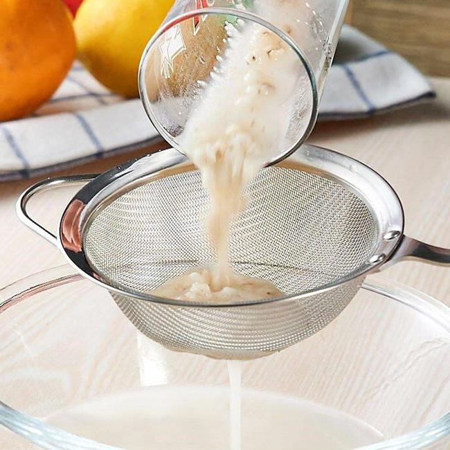Rây cháo bằng thép dùng để lọc thức ăn (Ảnh minh hoạ)