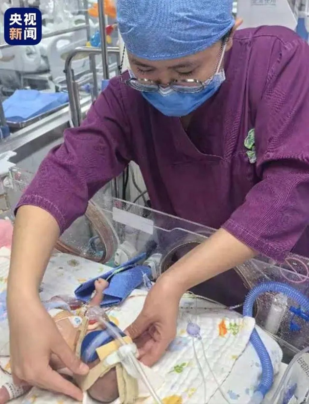 Y tá Chen Shanshan làm việc tại khoa sơ sinh của Bệnh viện Nhân dân tỉnh Hải Nam. Ảnh: Baidu.