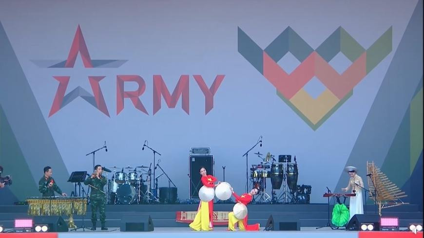 Thượng tá Đặng Mỹ Hạnh, Phó trưởng phòng Văn hóa-Văn nghệ, Cục Tuyên huấn, Đội trưởng đội tuyển cho biết, đội tuyển đã nỗ lực hết mình và nhờ sự quan tâm, chỉ đạo, động viên sâu sát, kịp thời của Thủ trưởng Bộ Quốc phòng, Tổng cục Chính trị, Bộ Tổng Tham mưu… để đạt được kết quả trên khi lần đầu nội dung thi “Đội quân Văn hóa” được tổ chức ở Army Games. Ảnh: Tiết mục biểu diễn của Đội tuyển Văn hóa nghệ thuật QĐND Việt Nam tại Army Games Thượng tá Đặng Mỹ Hạnh, Phó trưởng phòng Văn hóa-Văn nghệ, Cục Tuyên huấn, Đội trưởng đội tuyển cho biết, đội tuyển đã nỗ lực hết mình và nhờ sự quan tâm, chỉ đạo, động viên sâu sát, kịp thời của Thủ trưởng Bộ Quốc phòng, Tổng cục Chính trị, Bộ Tổng Tham mưu… để đạt được kết quả trên khi lần đầu nội dung thi “Đội quân Văn hóa” được tổ chức ở Army Games. Ảnh: Tiết mục biểu diễn của Đội tuyển Văn hóa nghệ thuật QĐND Việt Nam tại Army Games