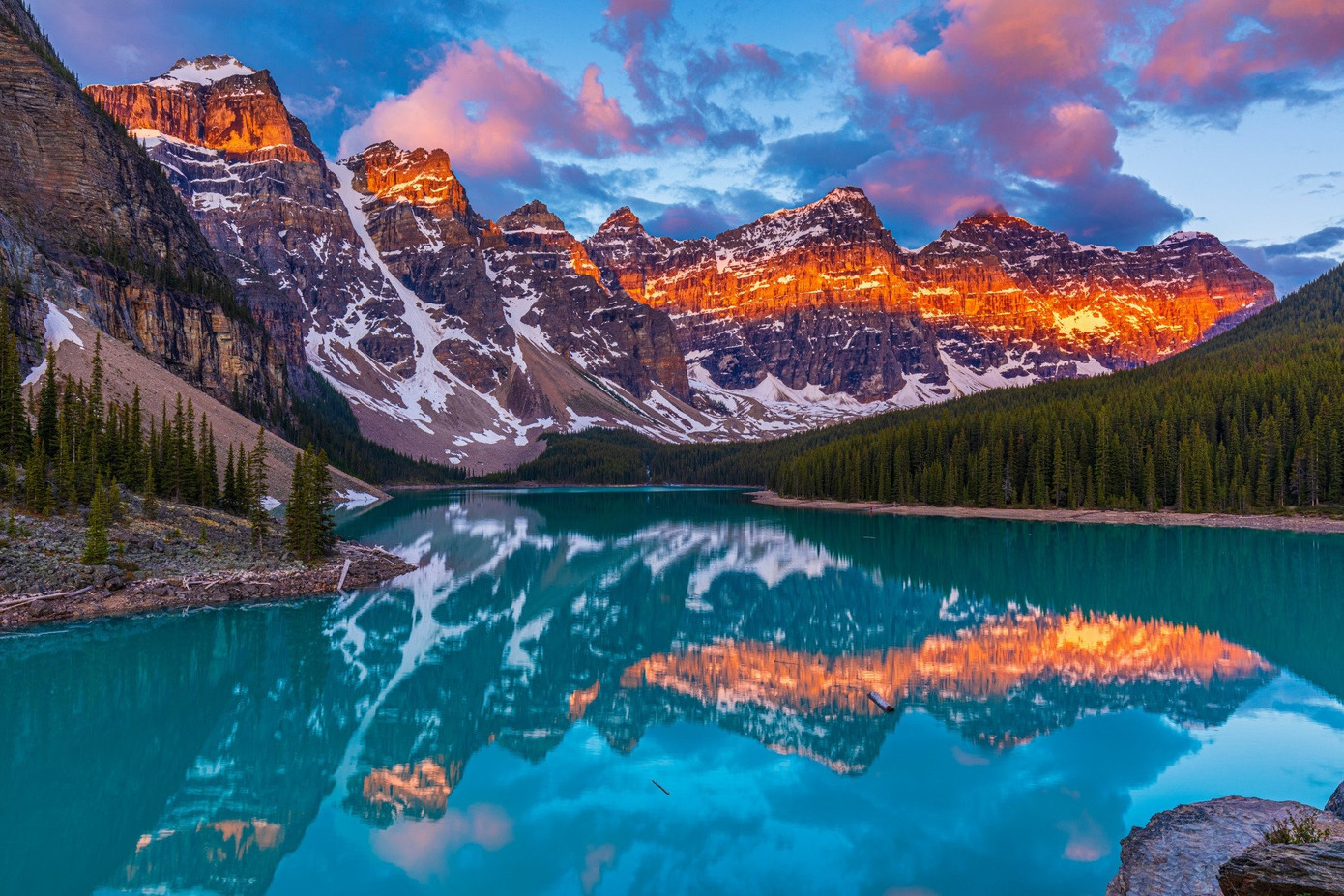Hồ Moraine trong Công viên Quốc gia Banff ở Rockies Canada. Ảnh: Shutterstock.