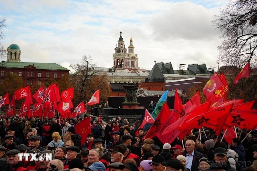 Hàng nghìn người tham dự lễ mít-tinh kỷ niệm 106 năm Cách mạng tháng Mười vĩ đại (07/11/1917-07/11/2023) tại thủ đô Moskva. (Ảnh: TTXVN)