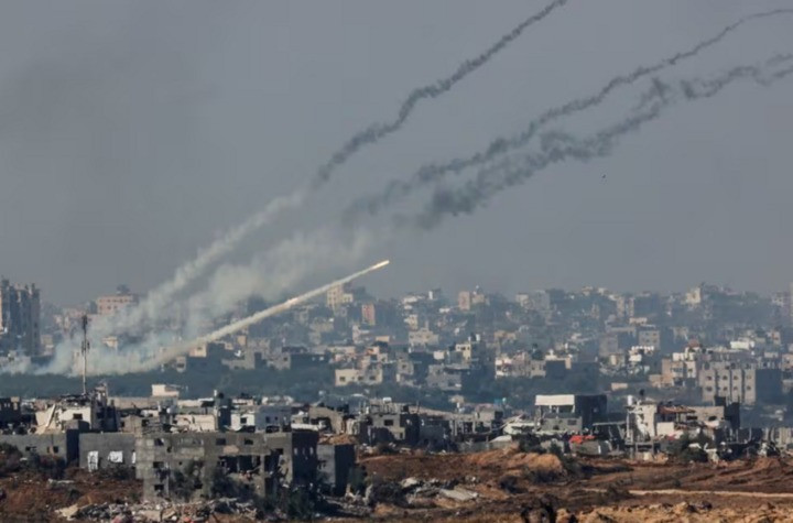 Tên lửa phóng từ Dải Gaza vào Israel sau khi lệnh ngừng bắn tạm thời giữa Israel và Hamas kết thúc. (Ảnh: Reuters) Tên lửa phóng từ Dải Gaza vào Israel sau khi lệnh ngừng bắn tạm thời giữa Israel và Hamas kết thúc. (Ảnh: Reuters)
