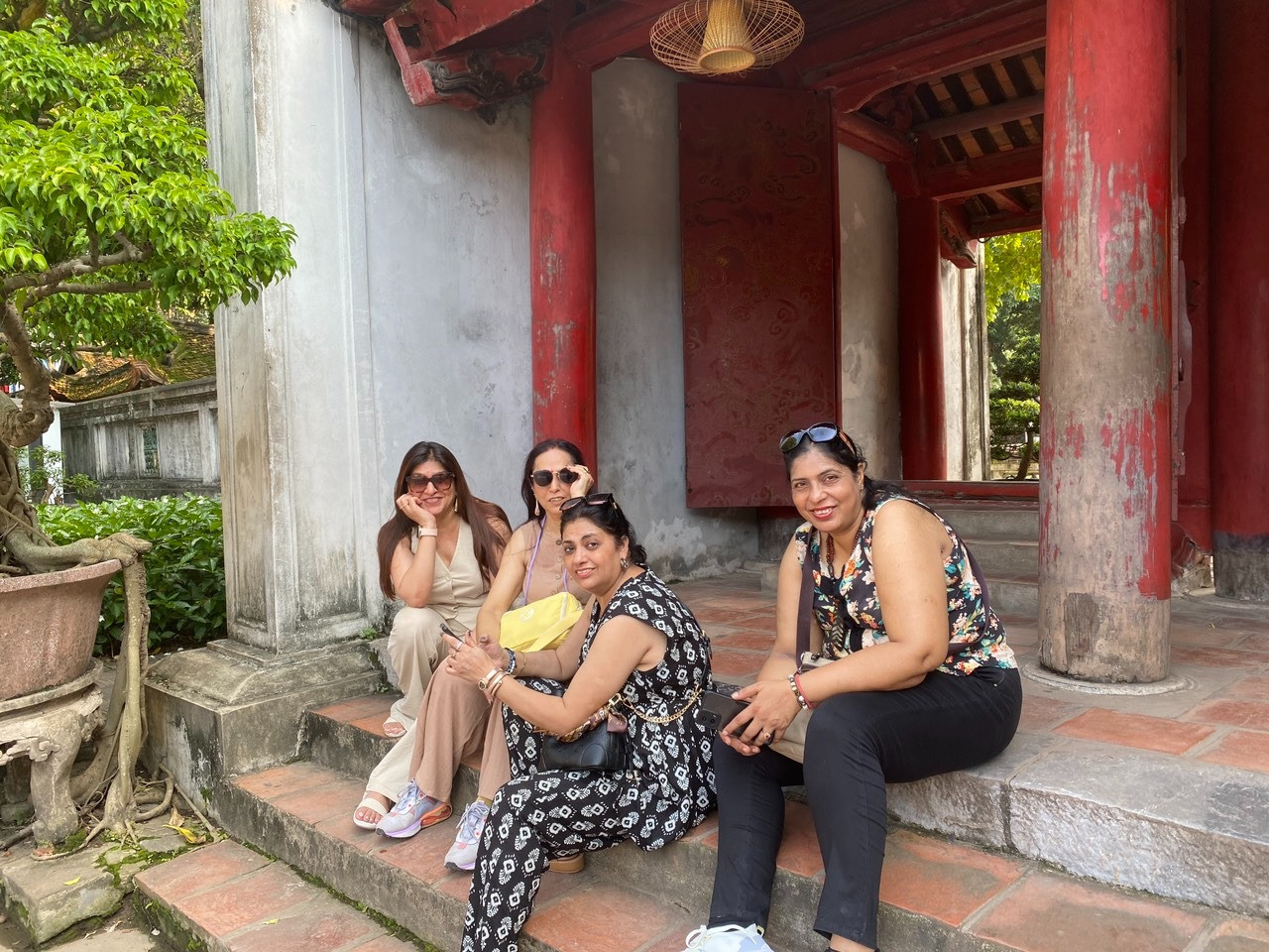 Bà Anita và nhóm bạn đang ngồi nghỉ dưới mái hiên của Văn Miếu. Bà Anita và nhóm bạn đang ngồi nghỉ dưới mái hiên của Văn Miếu.