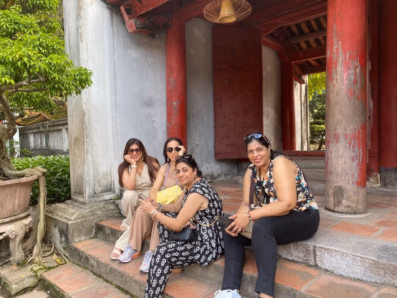 Bà Anita và nhóm bạn đang ngồi nghỉ dưới mái hiên của Văn Miếu.
