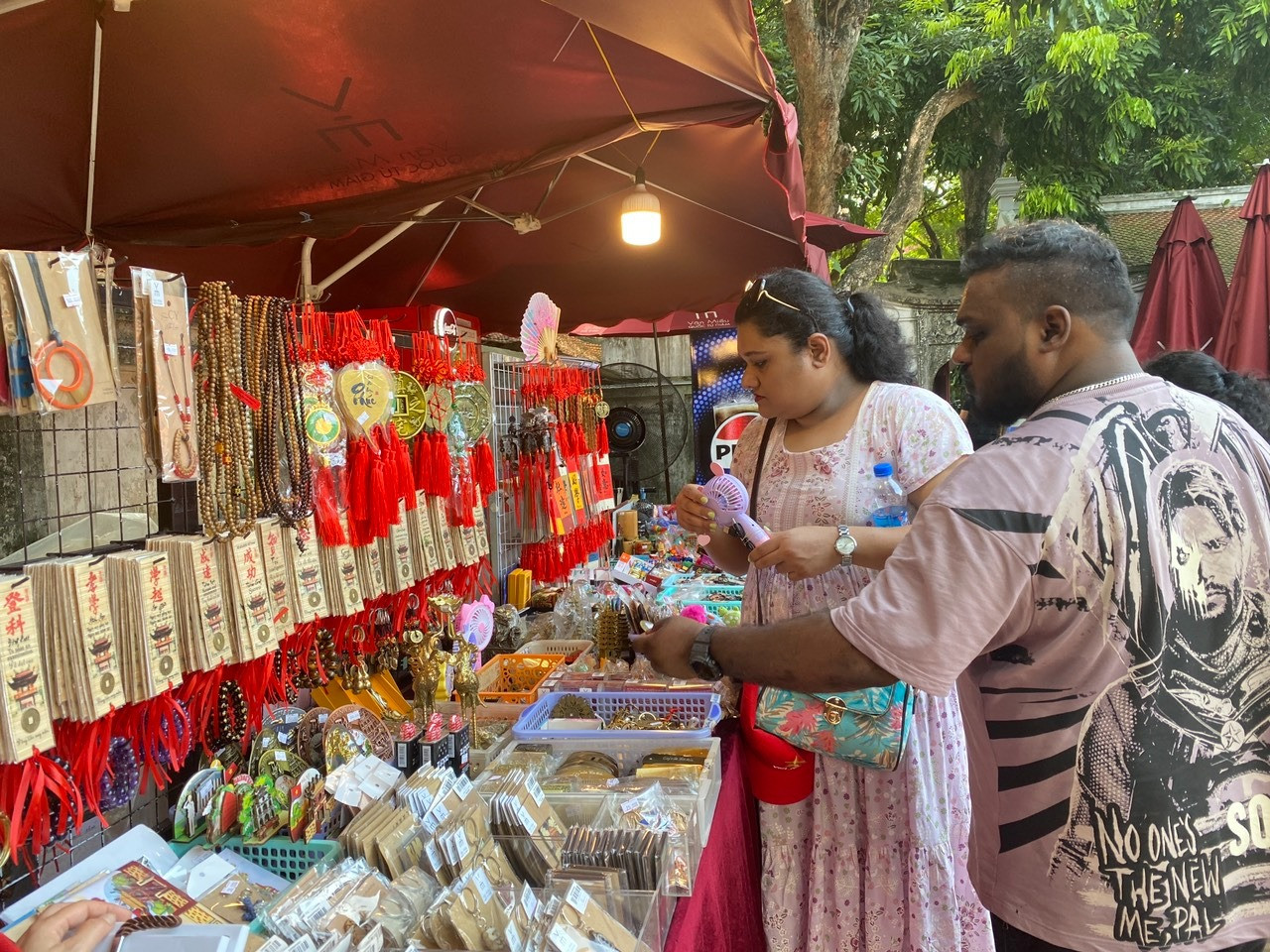 Các du khách Ấn Độ mua những món đồ lưu niệm tại Văn Miếu. Các du khách Ấn Độ mua những món đồ lưu niệm tại Văn Miếu.