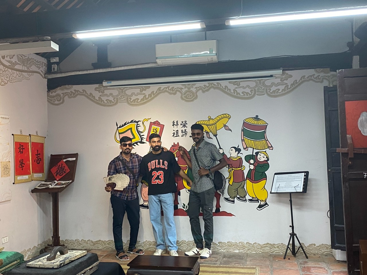 Du khách thích thú chụp ảnh tại từng góc của Văn Miếu. Du khách thích thú chụp ảnh tại từng góc của Văn Miếu.