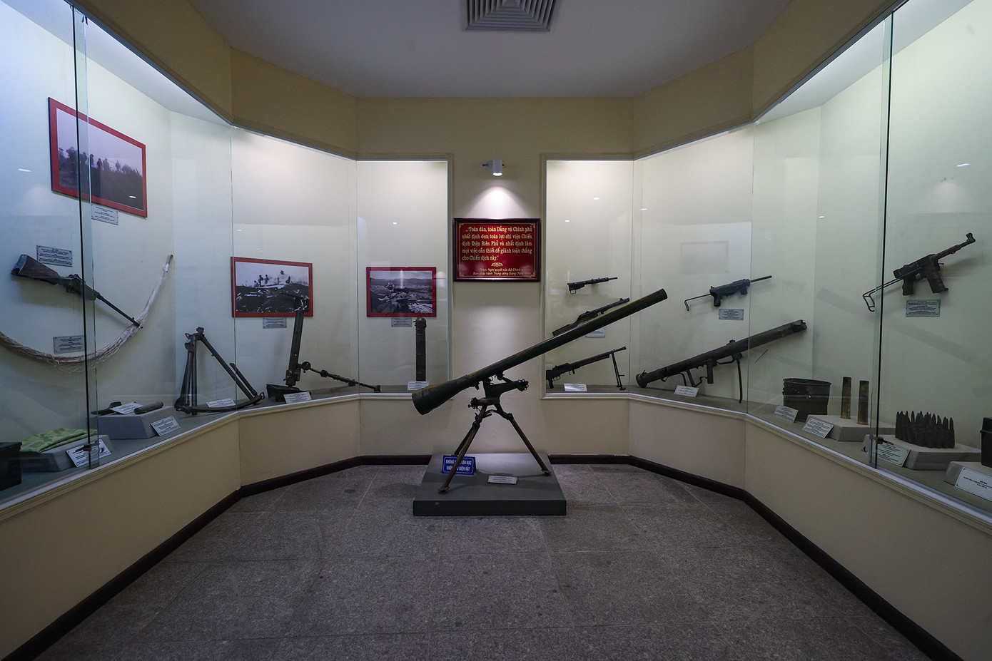 Trang bị vũ khí của bộ đội Việt Nam còn rất thô sơ. Ảnh: Lê Anh Dũng