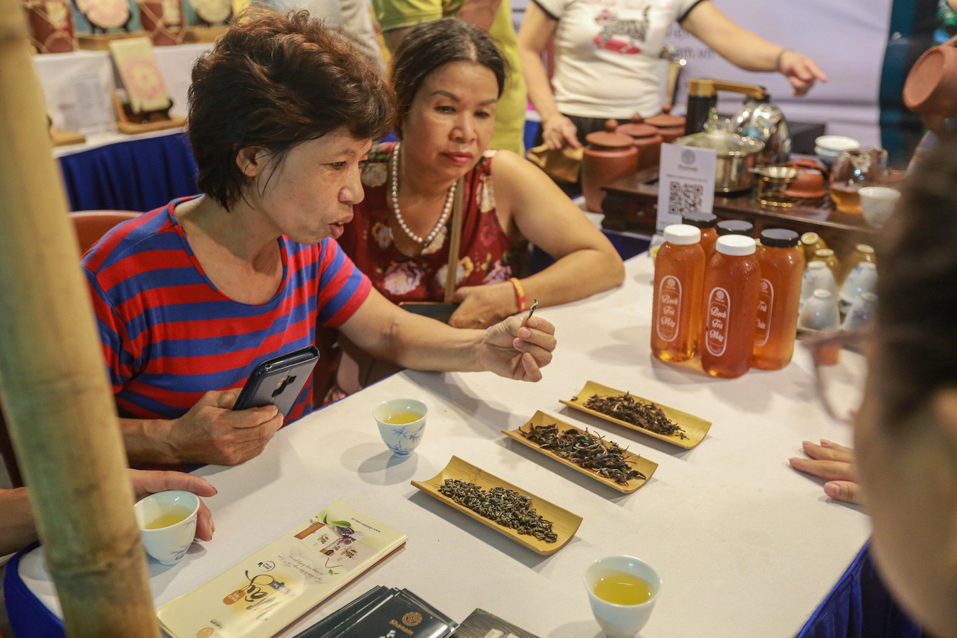 Phải đối mặt với nhiều thách thức, nghề ướp trà sen Tây Hồ truyền thống đang gặp nhiều khó khăn bởi hoa sen Bách Diệp ngày một ít, chi phí cũng ngày càng đắt đỏ. Được biết, để làm ra 1kg trà sen Hồ Tây, ước tính cần 1000-1400 bông sen tươi, qua nhiều công đoạn sản xuất và được thành phẩm sau 15-21 ngày.