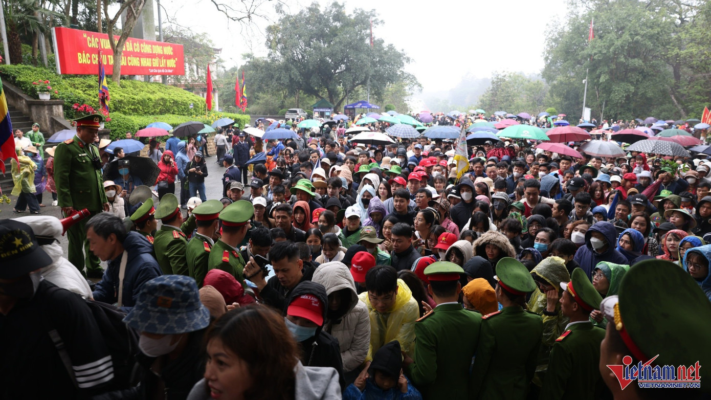 Lực lượng công an lập hàng rào mềm, phân luồng dòng người di chuyển lên khu vực các đền. Ảnh: Đức Hoàng. Lực lượng công an lập hàng rào mềm, phân luồng dòng người di chuyển lên khu vực các đền. Ảnh: Đức Hoàng.