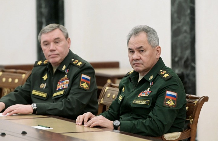 Đại tướng Sergei Shoigu (phải) và Đại tướng Valery Gerasimov trong một cuộc họp với Tổng thống Nga Putin tại Điện Kremlin vào tháng 2/2022. (Ảnh: Reuters)