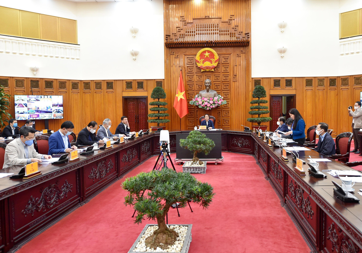 Cuộc họp trực tuyến với các bộ, ngành, địa phương về tháo gỡ khó khăn trong hoạt động xuất nhập khẩu hàng hóa qua các tỉnh biên giới phía Bắc. Ảnh: VGP/Đức Tuân