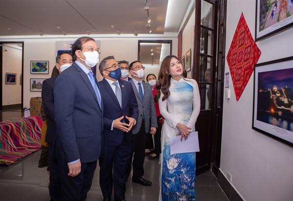 Đại sứ đặc mệnh toàn quyền nước Cộng hòa Philippines tại Việt Nam Meynardo Los Banos Montealegre rất ấn tượng với các danh lam thắng cảnh của Việt Nam. Ảnh: Báo Văn hóa