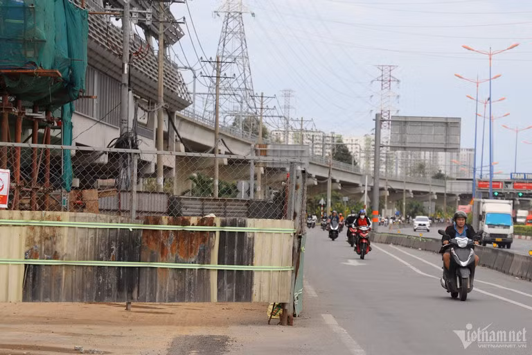 Lô cốt này nằm trên trục chính tuyến đường huyết mạch cửa ngõ phía Đông của TP.HCM.