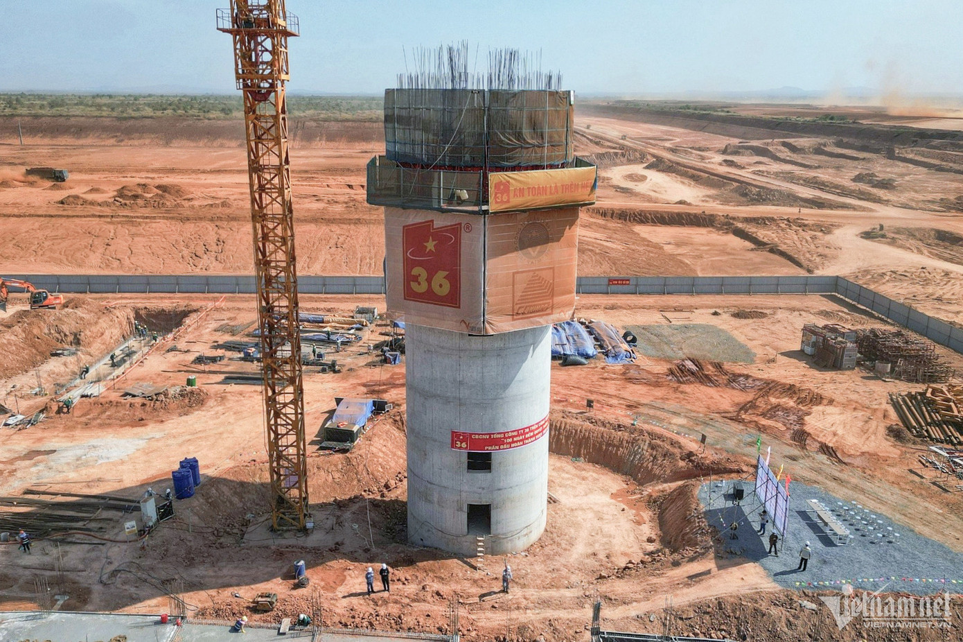 Tháp kiểm soát không lưu có chiều cao 123 m, diện tích xây dựng khoảng 80 m2. Đường kính thân tháp khoảng 10 m, cabin kiểm soát tại sân có diện tích khoảng 150 m2 và 2 cabin kiểm soát sân đỗ với diện tích mỗi cabin khoảng 70 m2.