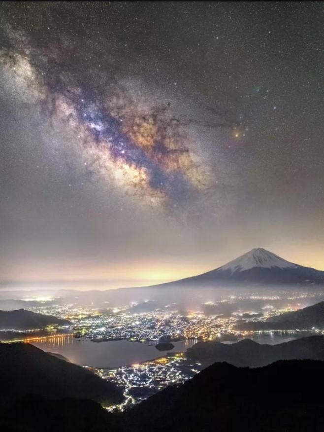 Bức ảnh Mt. Fuji and the Milky Way over Lake Kawaguchi của nhiếp ảnh gia Nhật Bản Takemochi Yuki