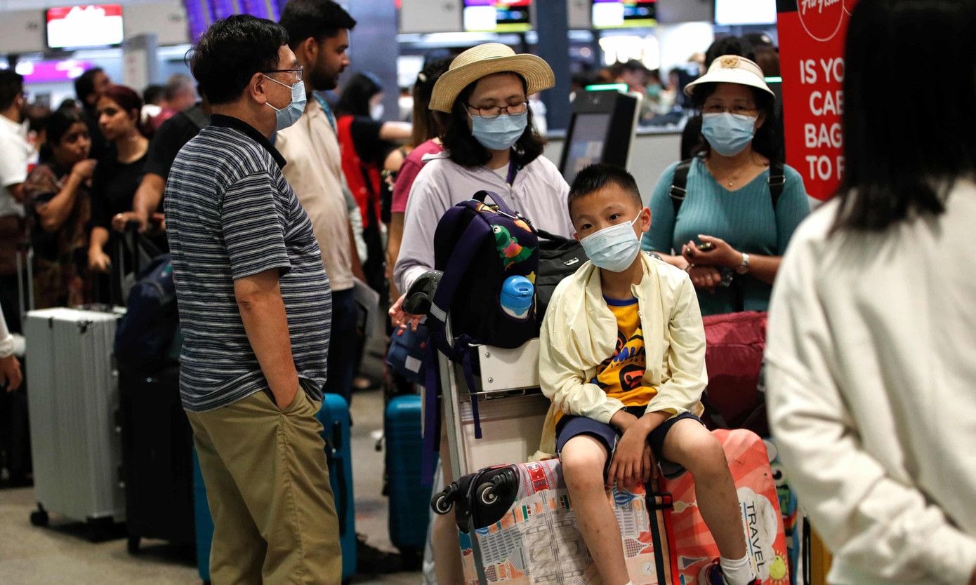 Hành khách của AirAsia chờ làm thủ tục tại sân bay quốc tế Don Mueang ở Bangkok, Thái Lan, vào ngày 19 tháng 7 năm 2024. Ảnh: Rungroj Yongrit/EPA.