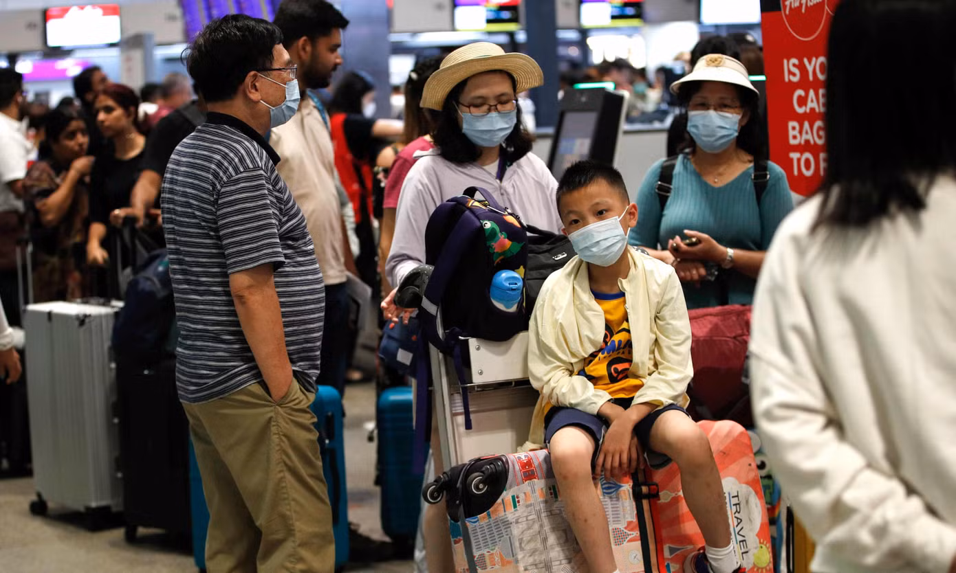 Hành khách của AirAsia chờ làm thủ tục tại sân bay quốc tế Don Mueang ở Bangkok, Thái Lan, vào ngày 19 tháng 7 năm 2024. Ảnh: Rungroj Yongrit/EPA.