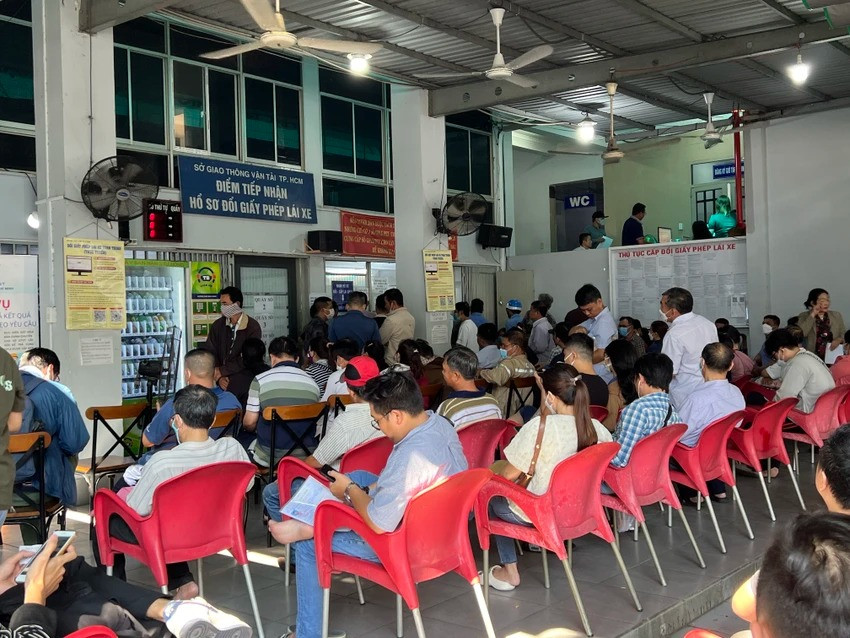 Nhiều người dân đến xếp hàng để đổi GPLX từ sáng sớm. Ảnh: TN