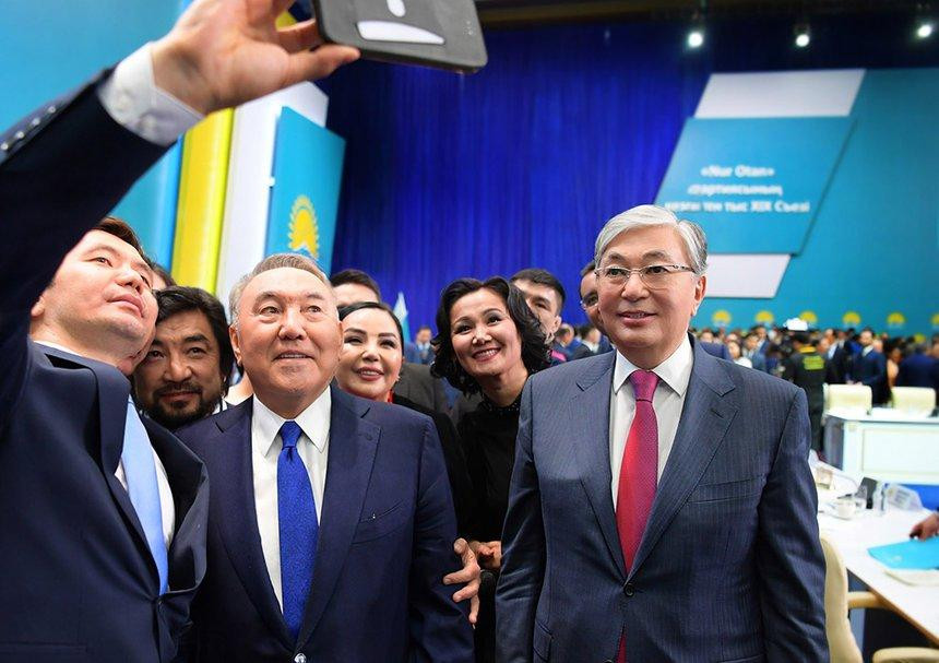 Cựu Tổng thống Kazakhstan Nursultan Nazarbayev (giữa) phủ nhận việc ông có mâu thuẫn với Tổng thống Tokayev (bên phải). Ảnh: Eurasianet.