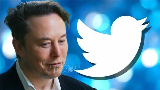 Tỷ phú Elon Musk và biểu tượng Twitter. Ảnh: Finnews24/TTXVN Tỷ phú Elon Musk và biểu tượng Twitter. Ảnh: Finnews24/TTXVN