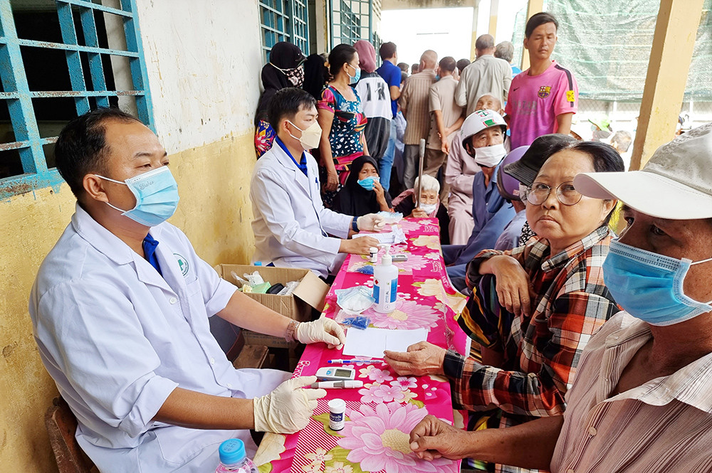 Khám bệnh, phát thuốc miễn phí cho người nghèo ở An Giang. Ảnh: Báo An Giang