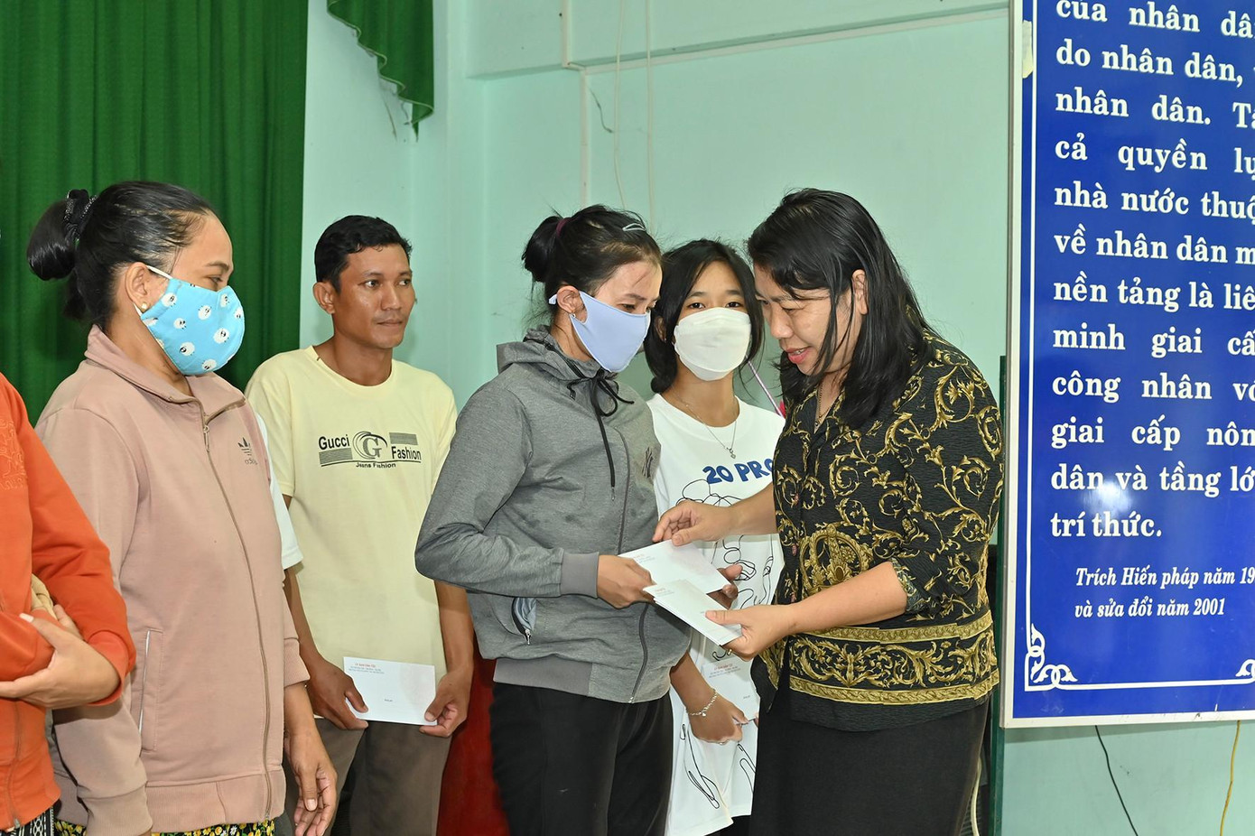 Tặng quà cho hộ nghèo ở xã Phan Hiệp. Tặng quà cho hộ nghèo ở xã Phan Hiệp.