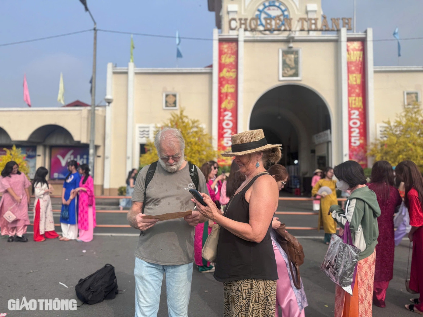 Trước đó, TP.HCM giao quận 1 lập kế hoạch triển khai cải tạo cảnh quan trước chợ Bến Thành với tổng diện tích khoảng 45.000m2, tổng số vốn đầu tư 157 tỷ đồng, dự kiến hoàn thành trước 30/4/2025.