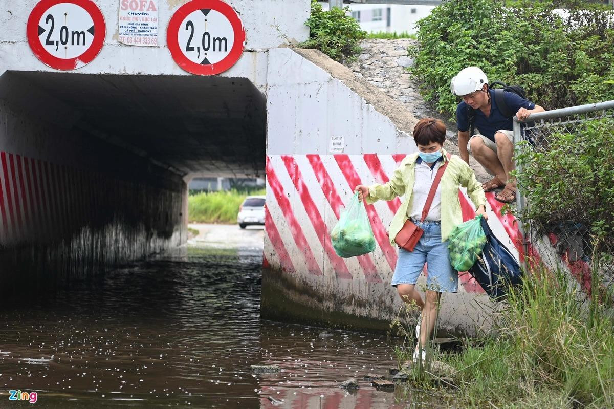 Cơn mưa ngày 1/9 gây úng ngập tại khu vực hầm chui dân sinh và làn đường gom khiến 2 người này gặp khó khăn.