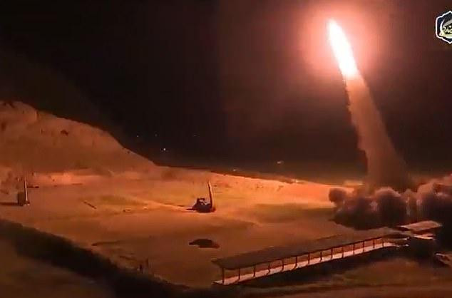 Trong cảnh tiếp theo, một tên lửa được phóng ở một địa điểm không xác định, sau đó là cảnh tòa nhà Quốc hội Mỹ bị nổ tung với ngọn lửa bốc lên.