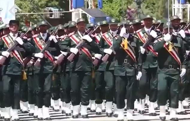 Đoạn video mở đầu bằng cảnh quân đội IRGC có vũ trang đang diễu hành theo đội hình.