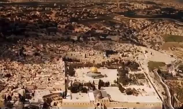 Một lúc sau, các giáo sĩ Iran được nhìn thấy đang đi về phía Jerusalem, thành phố linh thiêng nằm giữa cuộc tranh chấp Israel-Palestine.