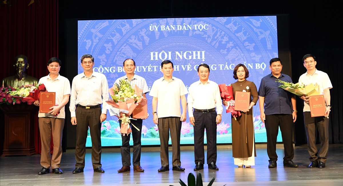 Các đồng chí lãnh đạo UBDT tặng hoa chúc mừng các cán bộ được tiếp nhận, điều động, bổ nhiệm đợt này