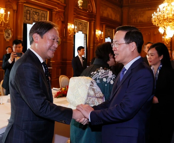 Chủ tịch nước Võ Văn Thưởng và Phu nhân gặp gỡ đại diện gia đình homestay Nhật Bản. (Ảnh: Thống Nhất/TTXVN)