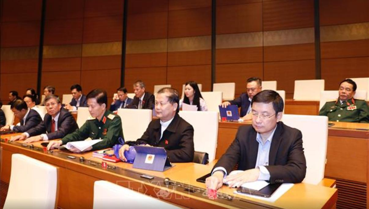 Các đại biểu Quốc hội biểu quyết thông qua Nghị quyết miễn nhiệm chức vụ Chủ tịch Quốc hội và Chủ tịch Hội đồng bầu cử quốc gia. Ảnh: TTXVN