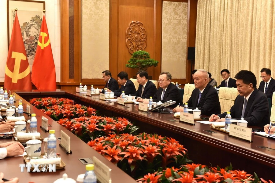 Đồng chí Thái Kỳ - Ủy viên Thường vụ Bộ Chính trị, Bí thư Ban Bí thư Đảng Cộng sản Trung Quốc, cùng đoàn đại biểu Đảng Cộng sản Trung Quốc tại cuộc hội đàm. (Ảnh: Thành Dương/TTXVN)