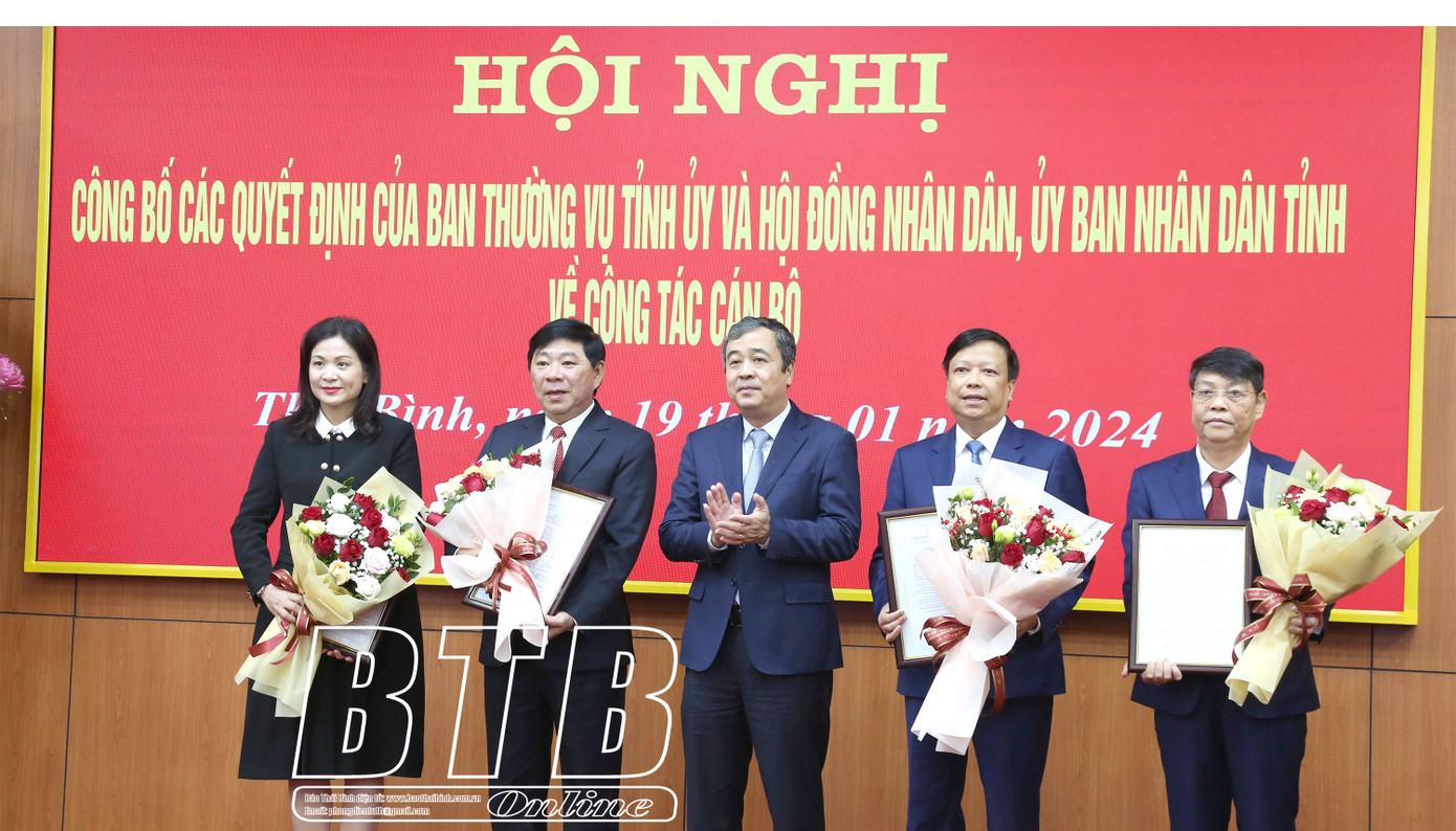 Đồng chí Ngô Đông Hải, Ủy viên Ban Chấp hành Trung ương Đảng, Bí thư Tỉnh ủy trao quyết định và tặng hoa chúc mừng các đồng chí được điều động, bổ nhiệm. Ảnh: Trịnh Cường Đồng chí Ngô Đông Hải, Ủy viên Ban Chấp hành Trung ương Đảng, Bí thư Tỉnh ủy trao quyết định và tặng hoa chúc mừng các đồng chí được điều động, bổ nhiệm. Ảnh: Trịnh Cường