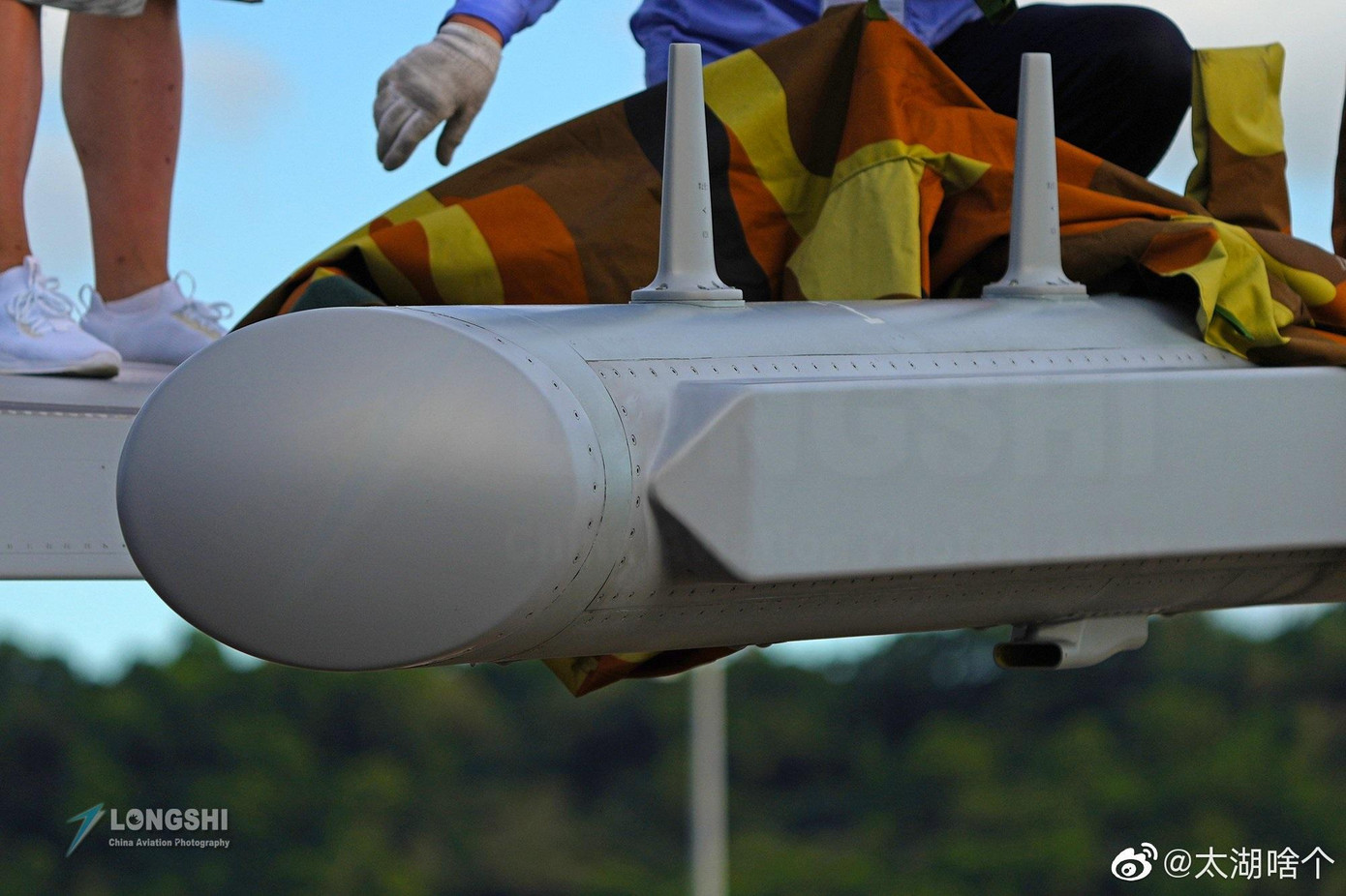 Biến thể J-16D khác với J-16 cơ bản ở một số điểm: bổ sung thêm radar mảng pha quét điện tử chủ động (AESA) tiên tiến; hệ thống tìm kiếm và theo dõi hồng ngoại (IRST) gắn ở mũi bị loại bỏ; pháo 30 mm bên trong cũng đã bị loại bỏ, được cho là để nhường chỗ cho hệ thống tác chiến điện tử. Những thay đổi này tương tự như những gì đã thấy trên J-15D. J-16D cũng đã trải qua những thay đổi đáng kể về cấu trúc, bao gồm việc sử dụng một lượng lớn vật liệu composite. Biến thể J-16D khác với J-16 cơ bản ở một số điểm: bổ sung thêm radar mảng pha quét điện tử chủ động (AESA) tiên tiến; hệ thống tìm kiếm và theo dõi hồng ngoại (IRST) gắn ở mũi bị loại bỏ; pháo 30 mm bên trong cũng đã bị loại bỏ, được cho là để nhường chỗ cho hệ thống tác chiến điện tử. Những thay đổi này tương tự như những gì đã thấy trên J-15D. J-16D cũng đã trải qua những thay đổi đáng kể về cấu trúc, bao gồm việc sử dụng một lượng lớn vật liệu composite.