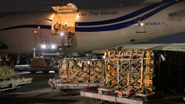 Vũ khí Mỹ, bao gồm tên lửa chống tăng Javelin, tại sân bay Borispol gần Kiev hồi đầu năm 2022. Ảnh: Getty Images. Vũ khí Mỹ, bao gồm tên lửa chống tăng Javelin, tại sân bay Borispol gần Kiev hồi đầu năm 2022. Ảnh: Getty Images.