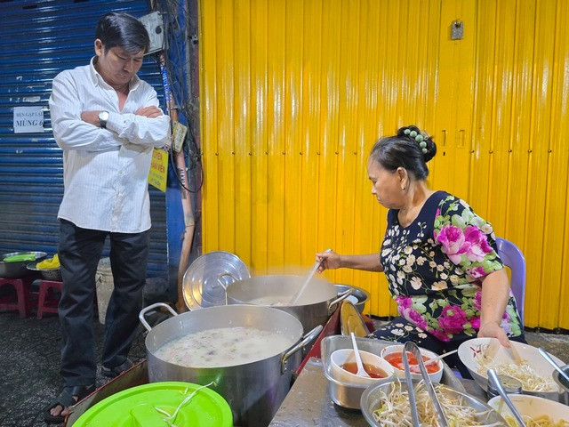 Nhiều người đứng đợi dù chưa dọn xong hàng.