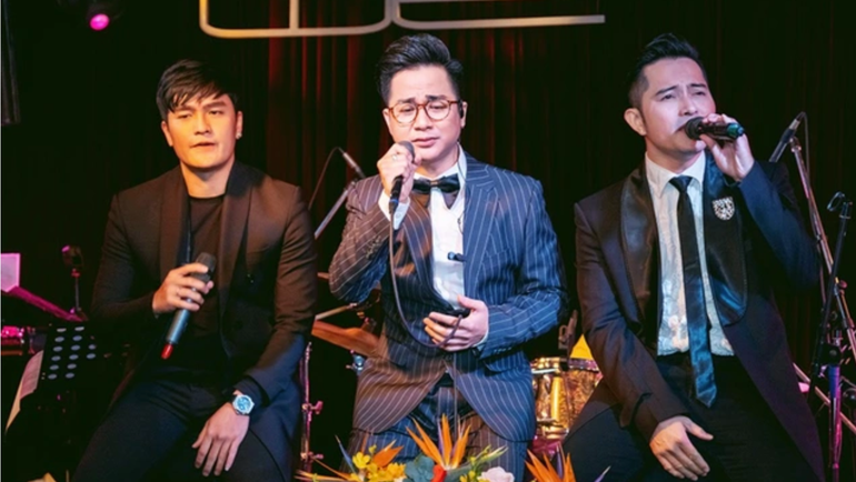 Quách Tuấn Du (giữa) hát trong đêm nhạc tưởng nhớ Vân Quang Long vào tháng 4/2021 (Ảnh: Úc Trai). Quách Tuấn Du (giữa) hát trong đêm nhạc tưởng nhớ Vân Quang Long vào tháng 4/2021 (Ảnh: Úc Trai).
