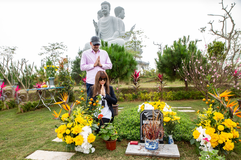 Ngọc Anh 3A cùng chồng từ Mỹ về Việt Nam đã đến thắp hương cho cố nhạc sĩ, người lúc sinh thời luôn dành cho cô nhiều sự quý mến (Ảnh: Hải Bá).