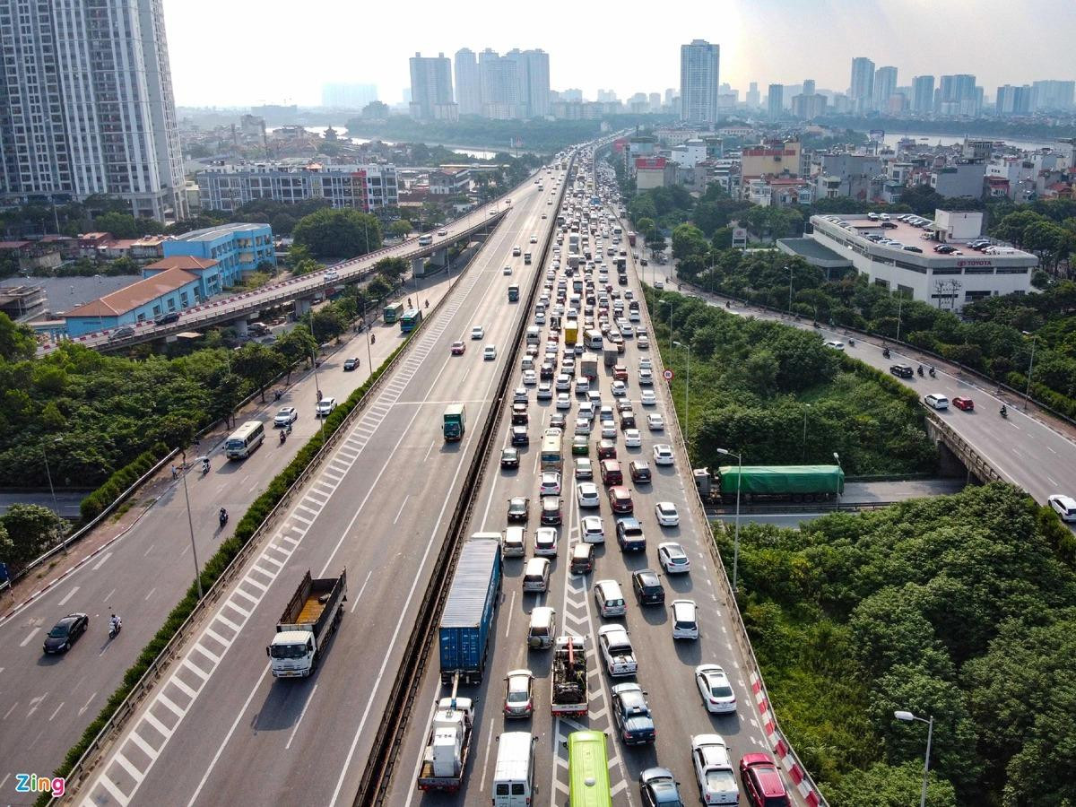 Trên trục vành đai 3 hướng Thanh Trì - Hoàng Mai, hàng nghìn xe cộ xếp hàng chờ đợi.