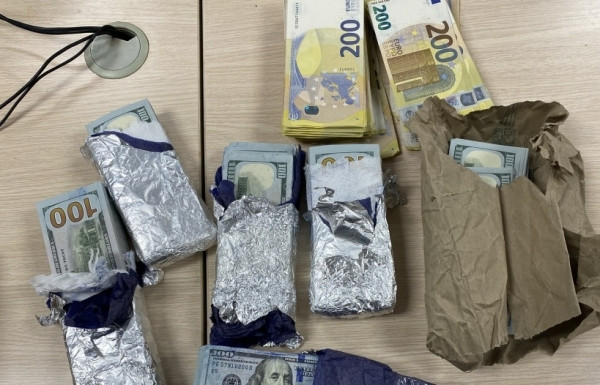 Số ngoại tệ vận chuyển trái phép ước khoảng 14 tỷ đồng. Số ngoại tệ vận chuyển trái phép ước khoảng 14 tỷ đồng.