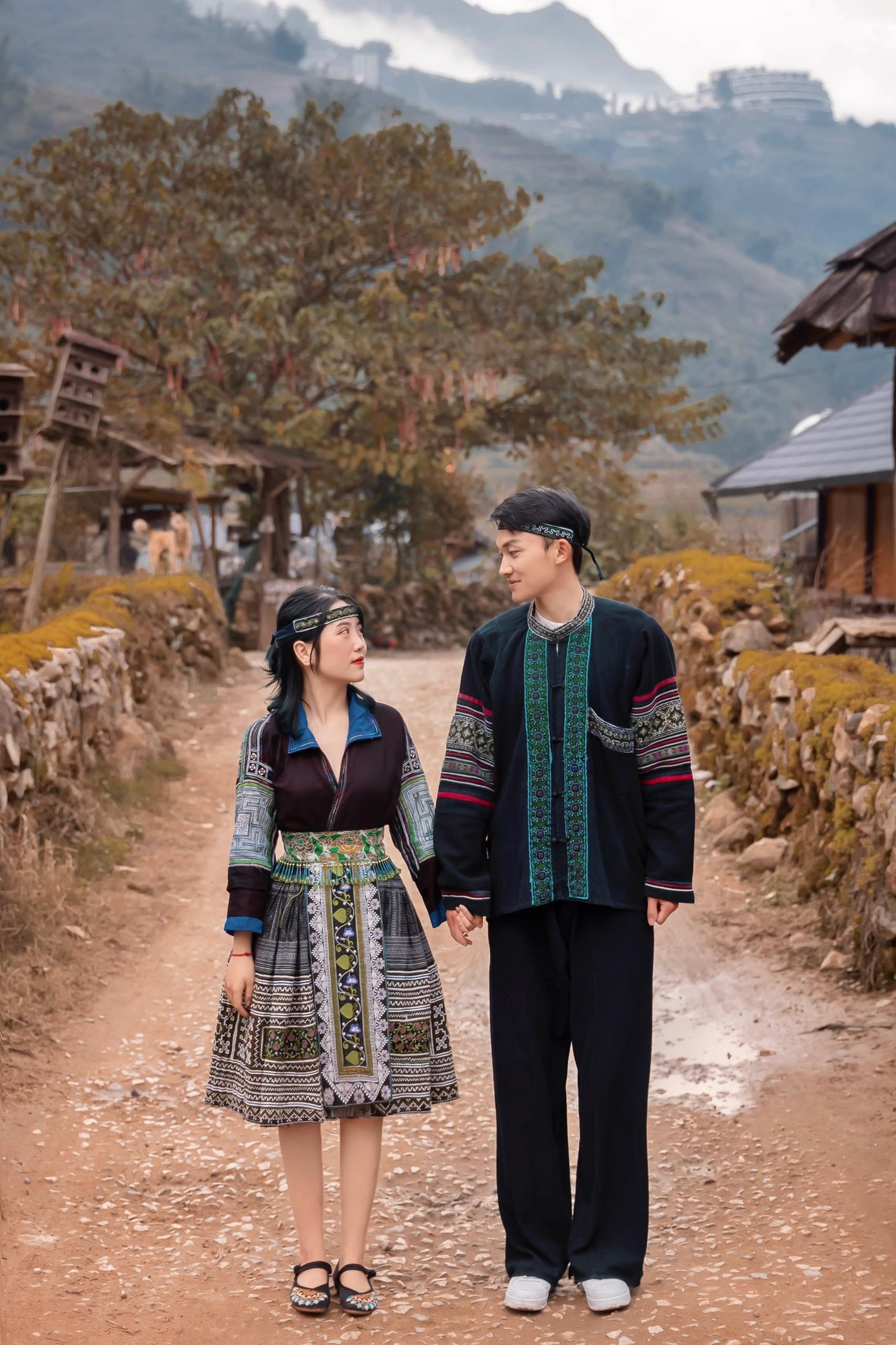 Cặp đôi chọn trang phục của người H'Mông cho bộ ảnh kỉ niệm.